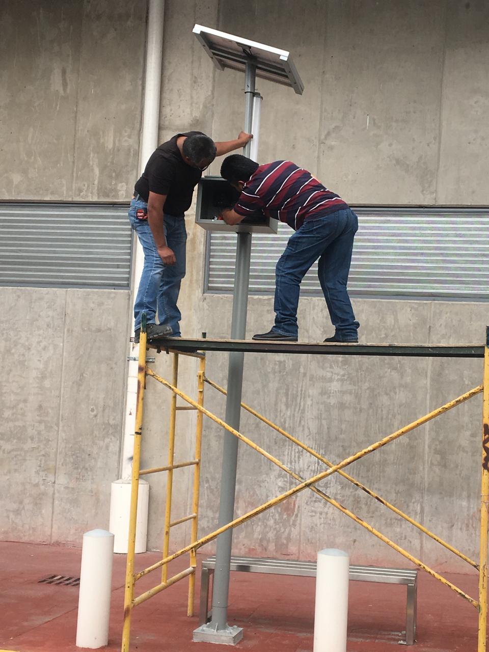 Foto de grúa cargadno estructura metalica